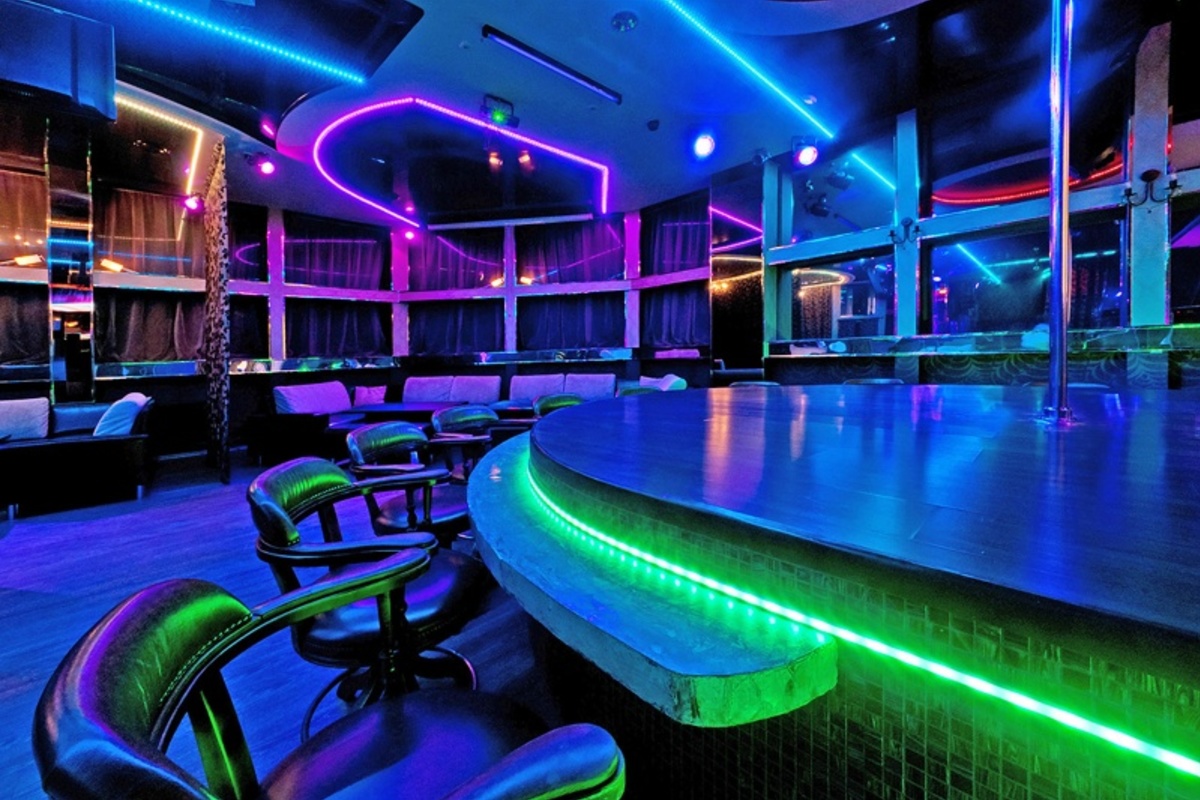 Ular uxlayotgan odamning yuziga tegishadi