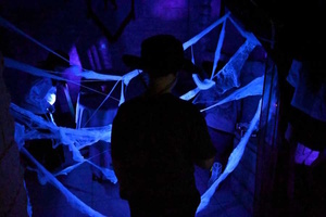 Заколдованная лавка: спасение от монстров