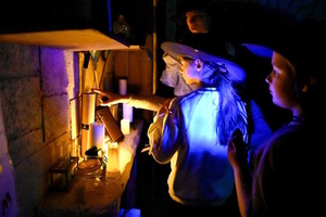 Заколдованная лавка: спасение от монстров