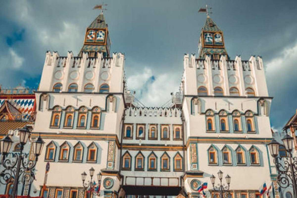 Яркие краски Измайловского Кремля
