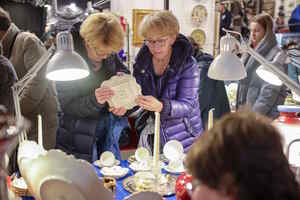 83-й антикварный маркет "Блошинка" 83-й антикварный маркет "Блошинка"