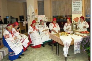 Фольклорный ансамбль «Ключ». Детский фольклорный ансамбль ДМШ им. Аренского «Маков цвет». Ансамбль гусляров ДМШ им. Свиридова «Серебряные струны». В концерте принимает участие Дарья Губенкова (гусли)