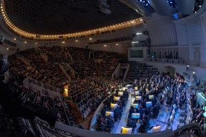 Оркестр русских народных инструментов им. Некрасова. Дирижер Андрей Шлячков. Солисты Лидия Светозарова (сопрано), Александр Ковалевич (меццо-сопрано), Михаил Гужов (бас), Аскар Абдразаков (бас). Специальный гость Иосиф Кобзон