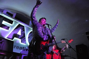 Red Elvises в FAQ-Cafe